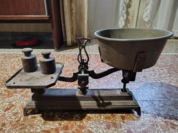 Antica bilancia in ghisa