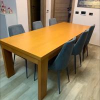 Tavolo sala da pranzo.