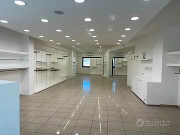 Locale commerciale mq 157 piano terra