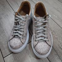 Scarpa con brillantini 