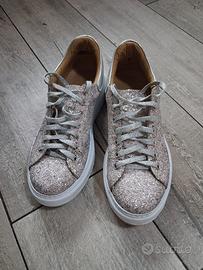 Scarpa con brillantini 
