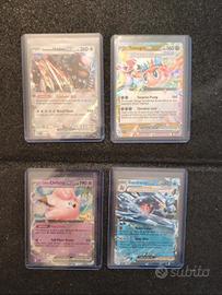 Lotto Pokémon Premium: 4 Carte in Top Loader -