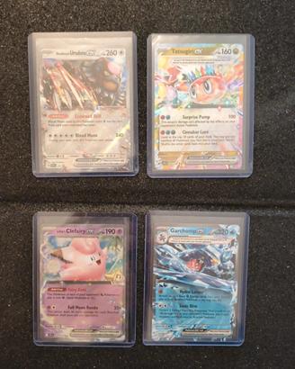 Lotto Pokémon Premium: 4 Carte in Top Loader -