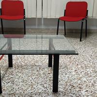 tavolinetto di vetro basso e 4 sedie