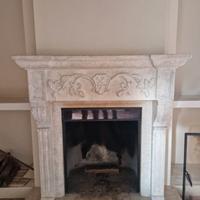 Camino scolpito in marmo bianco con parascintille