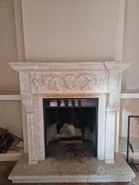 Camino scolpito in marmo bianco con parascintille