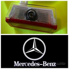 luce con logo proiettato a terra mercedes benz