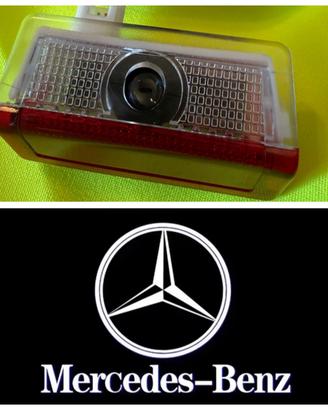 luce con logo proiettato a terra mercedes benz