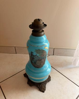 Lume a petrolio in opalina azzurra fine XIX secolo