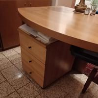 scrivania marrone con porta tastiera