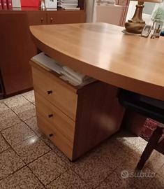 scrivania marrone con porta tastiera