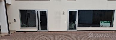 2 vetrine da negozio con porta