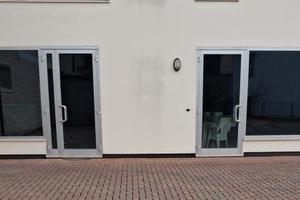 2 vetrine da negozio con porta