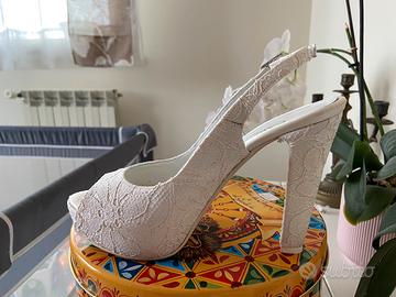 Scarpe bianche in pizzo da sposa