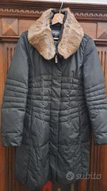Cappotto nero lungo con collo di pelliccia eco