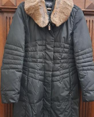Cappotto nero lungo con collo di pelliccia eco