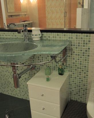 Lavabo in vetro con portasciugamani e miscelatore