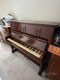 Pianoforte verticale in legno