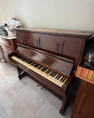 Pianoforte verticale in legno