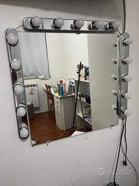 specchio con luci da trucco