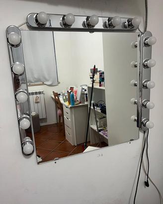specchio con luci da trucco