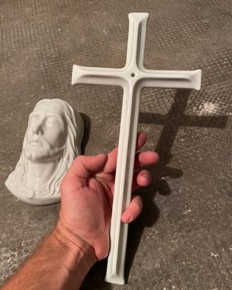 Gesu croce ceramica bianca Arte sacra defunti