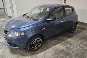 Lancia Ypsilon 2024 platino pari a nuova