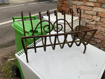 Porta legna e para scintile per camino.