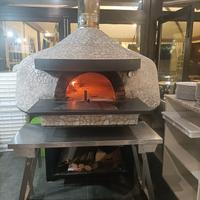 forno legna frigo e postazione pizzeria 