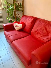 Divano rosso a due posti.