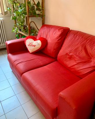 Divano rosso a due posti.