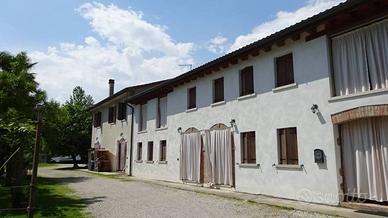 Rustico / Casale di 300 m² con più di 5 locali a V