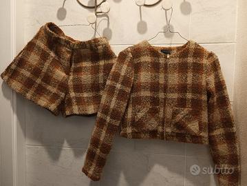  completo di giacca e shorts.