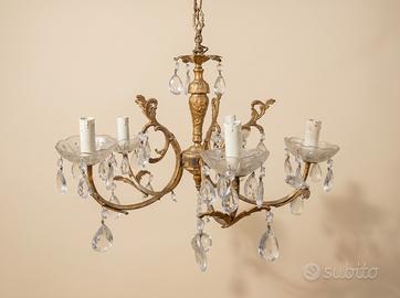 Lampadario in metallo dorato e cristallo