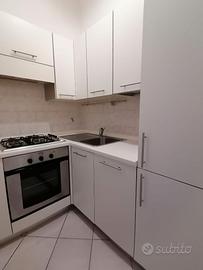 Cucina angolare di ALA Cucine con elettrodomestici