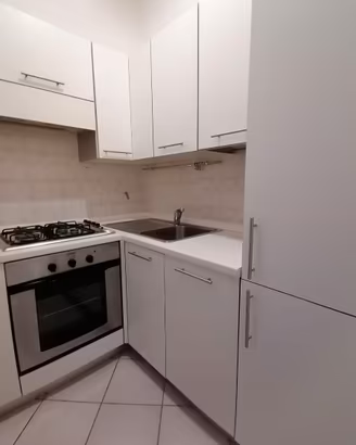 Cucina angolare di ALA Cucine con elettrodomestici