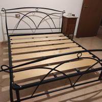 Letto in ferro con rete a doghe