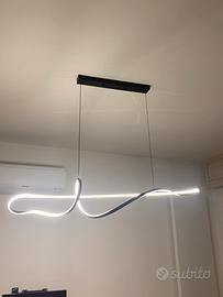 Lampadario LED moderno dal design ondulato