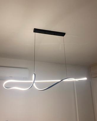Lampadario LED moderno dal design ondulato
