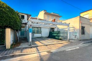 Cerchi un investimento con corte e posto auto priv