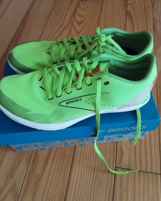 Scarpe chiodate brooks numero 40