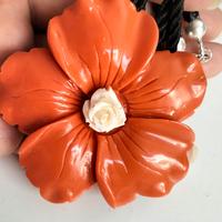 cordoncino nero con fiore in pasta di corallo ross