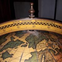 Mappamondo antico con ruote