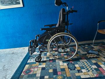 Carrozzina per disabile basculante