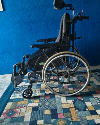 Carrozzina per disabile basculante