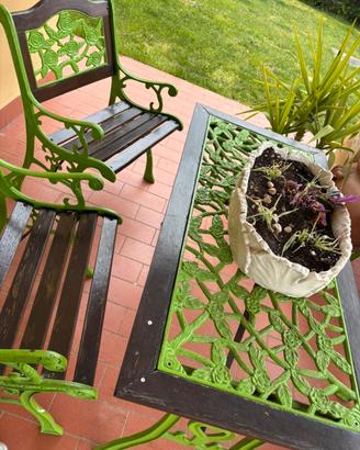 Tavolo da giardino con sedie abbinate