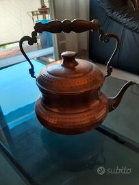 antica teiera in rame martellato