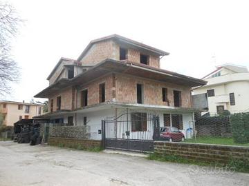 Villa di 300 m² con più di 5 locali e box auto a V