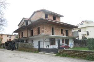 Villa di 300 m² con più di 5 locali e box auto a V