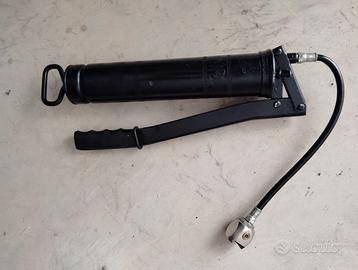 Ingrassatore manuale.
